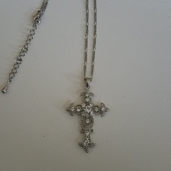 Fashion jewelry necklace with cross pendant - Picture 2 of 5